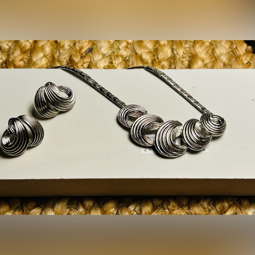 AVON VINTAGE NECKLACE WITH MATCHING EARRINGS